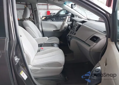 2012 Toyota Sienna Le V6 8 Passenger z USA, uszkodzony, nr VIN 5TDKK3DC0CS239980